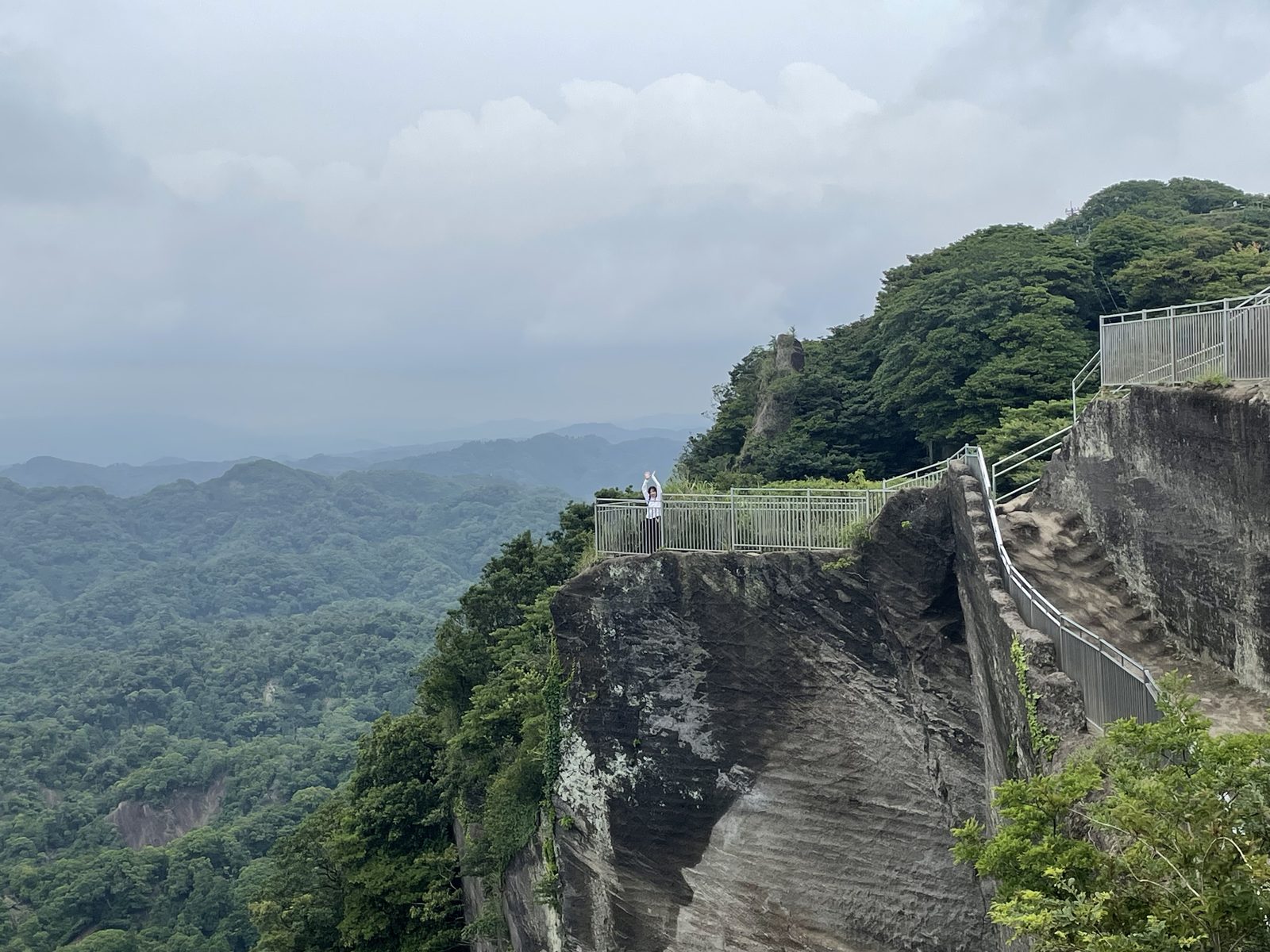 鋸山の地獄のぞき。柵のある展望台が、垂直に切り立った岩の上に突き出している